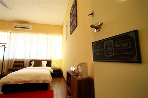 Chymes Hotel Танджунг-Бунга Экстерьер фото