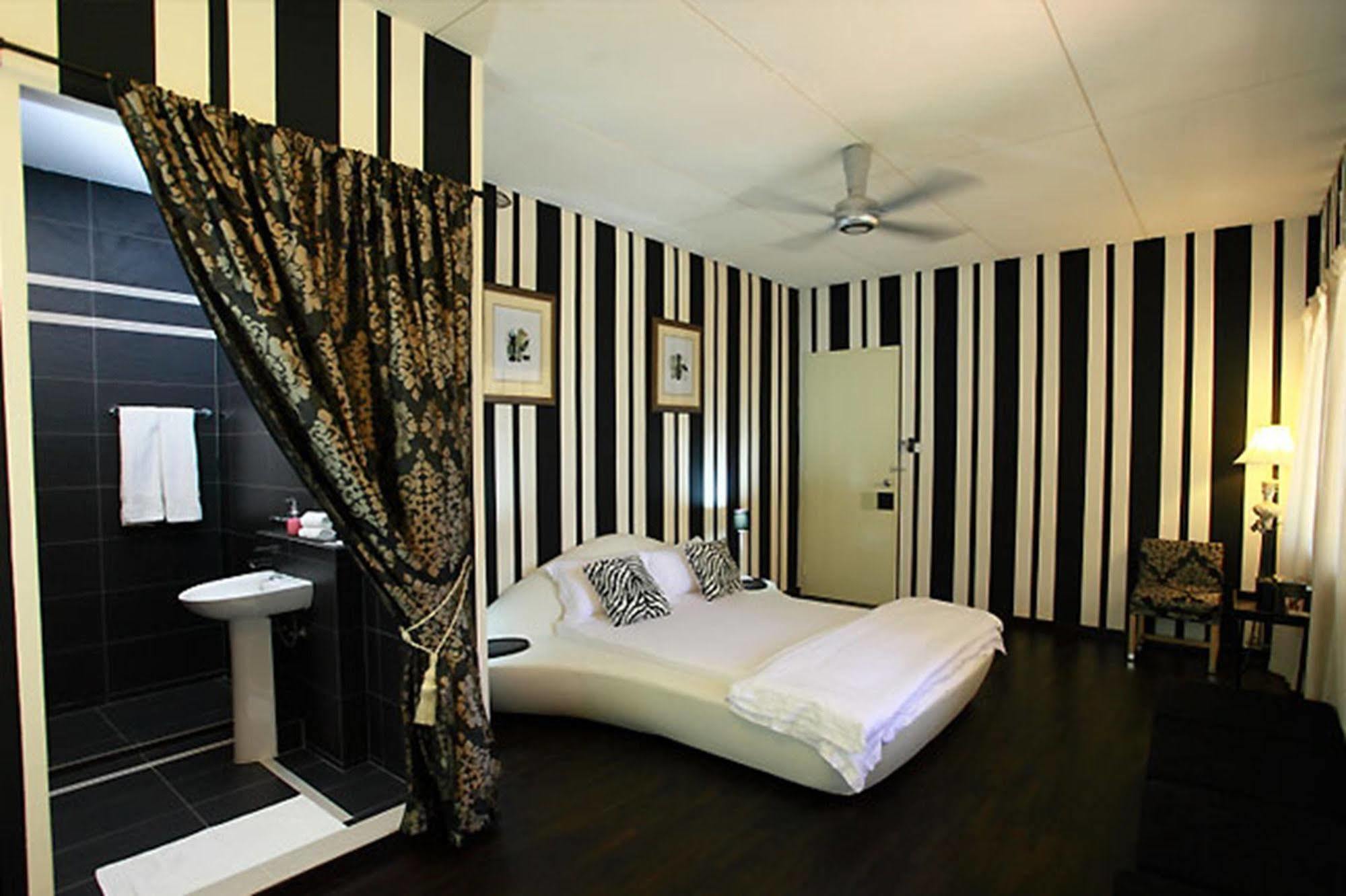 Chymes Hotel Танджунг-Бунга Экстерьер фото