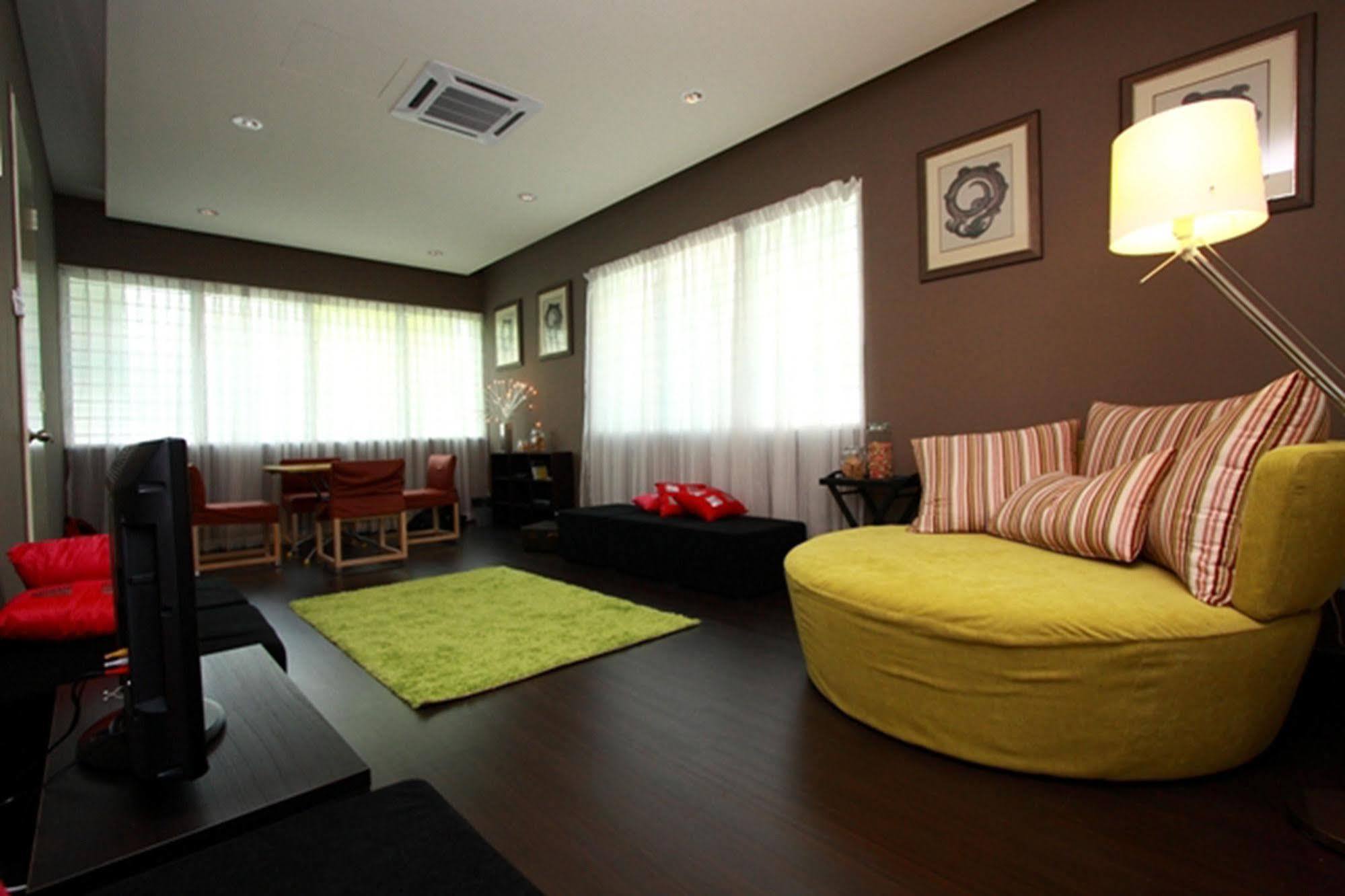 Chymes Hotel Танджунг-Бунга Экстерьер фото