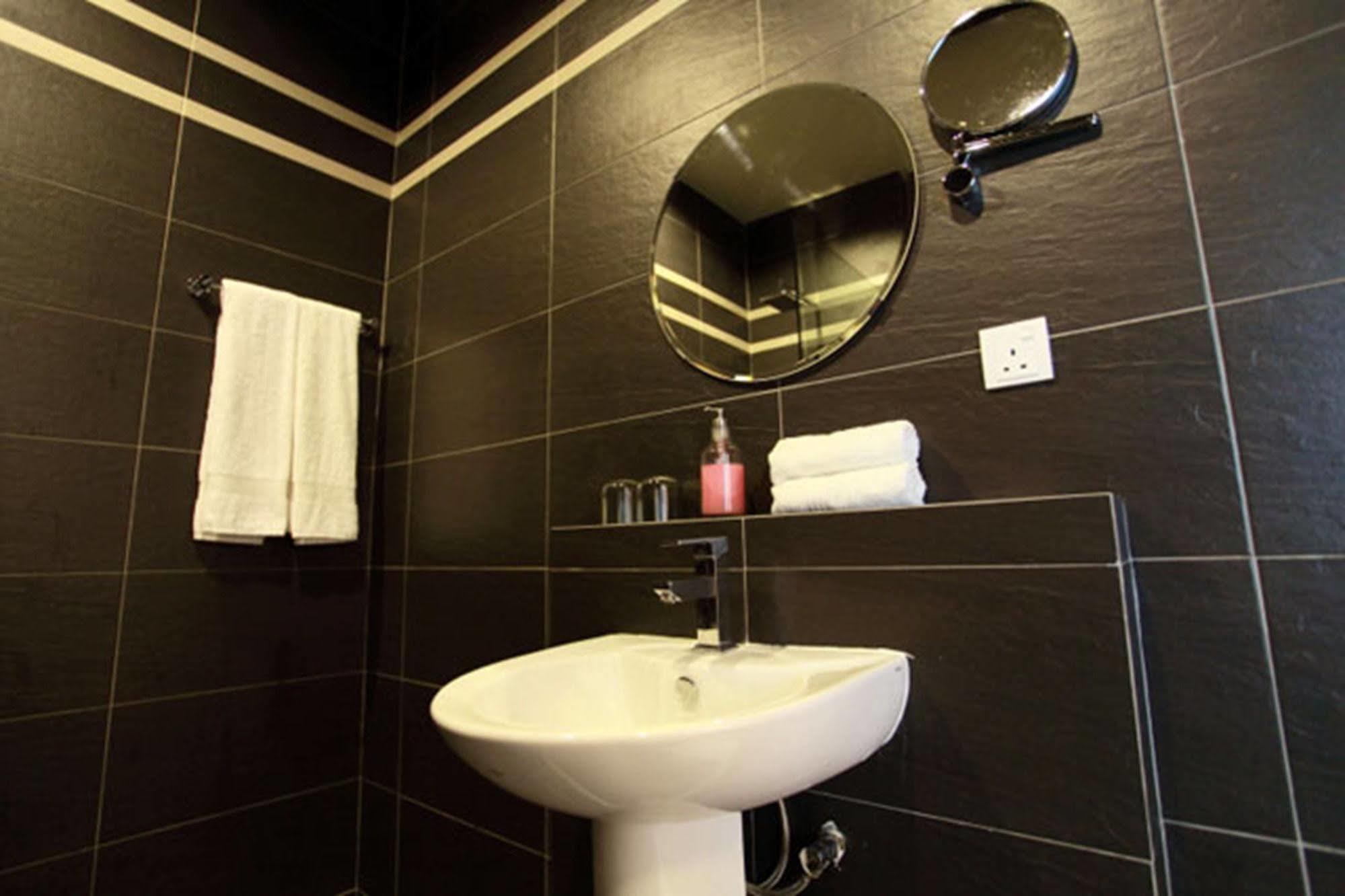 Chymes Hotel Танджунг-Бунга Экстерьер фото