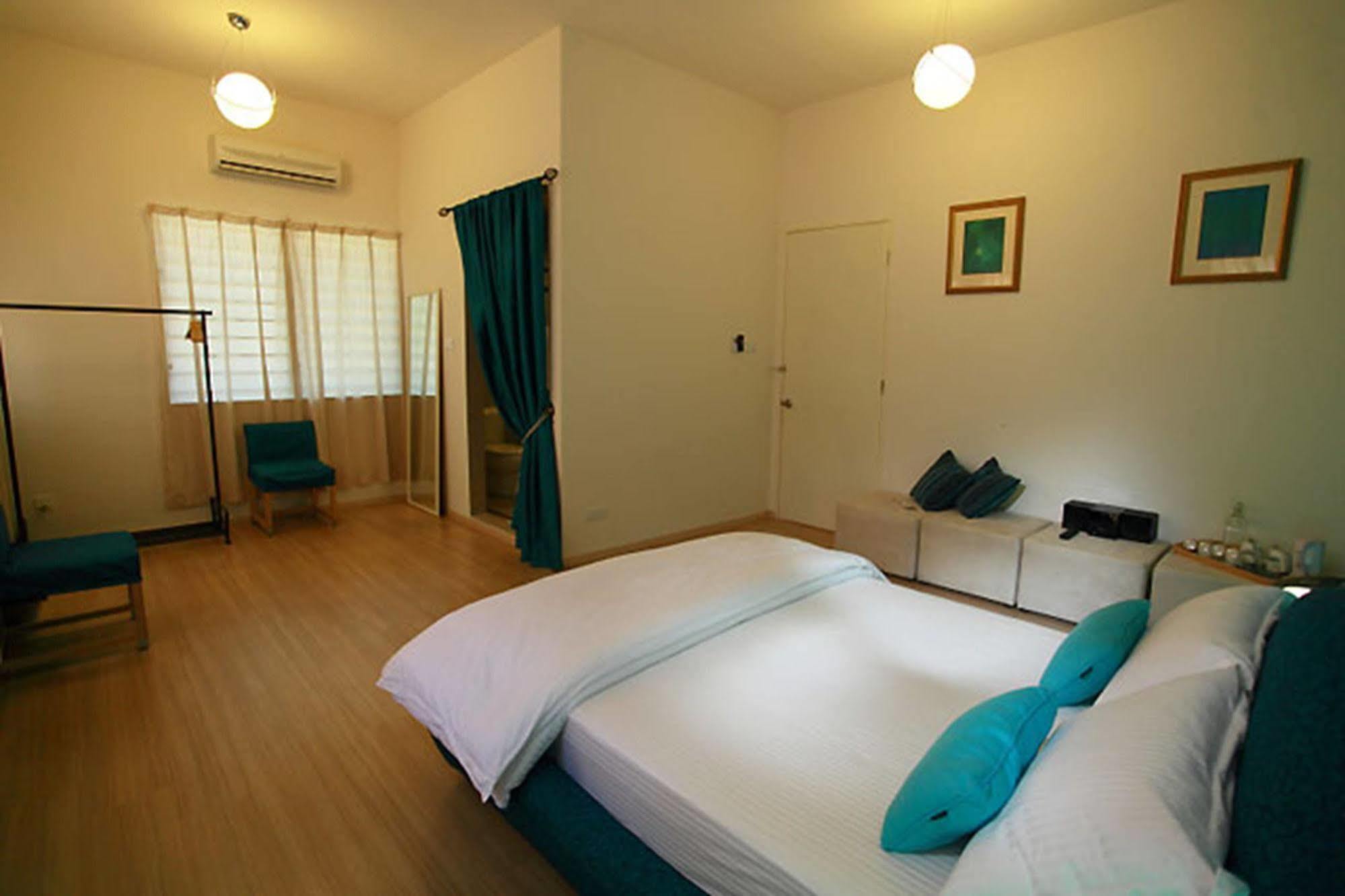 Chymes Hotel Танджунг-Бунга Экстерьер фото