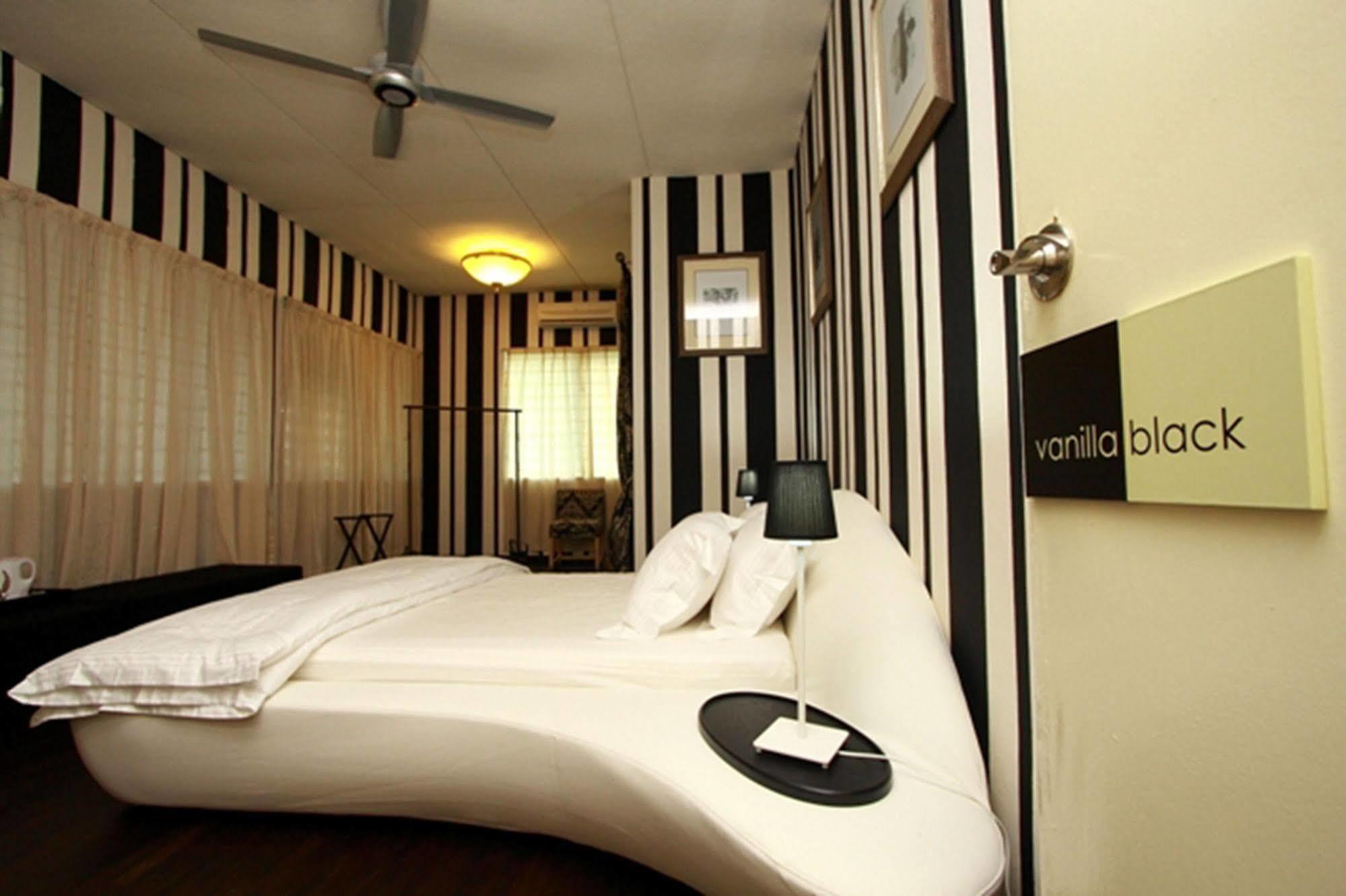 Chymes Hotel Танджунг-Бунга Экстерьер фото