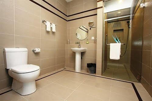 Chymes Hotel Танджунг-Бунга Экстерьер фото